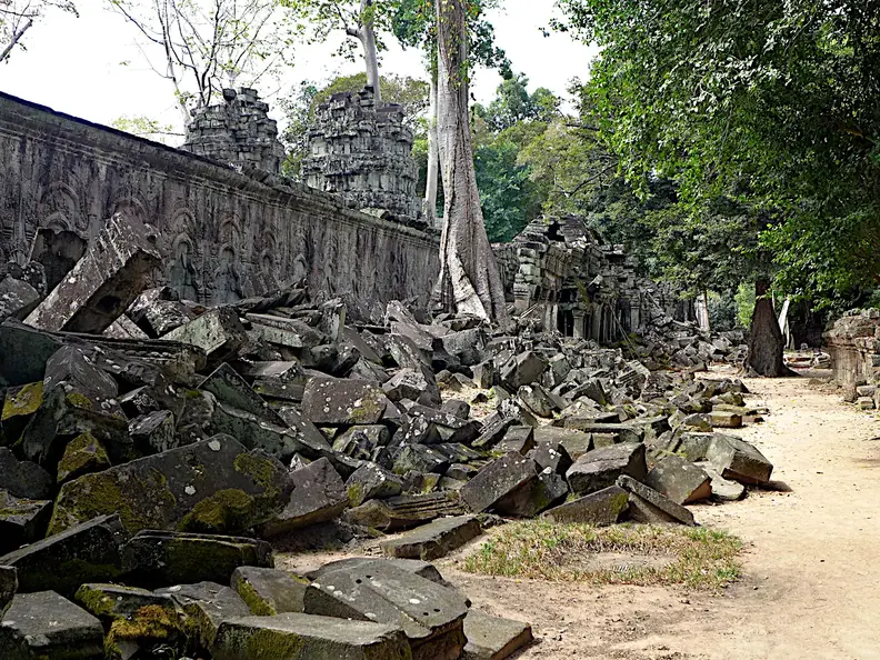 Kambodscha Angkor Tempel TaProhm Mauer Seite