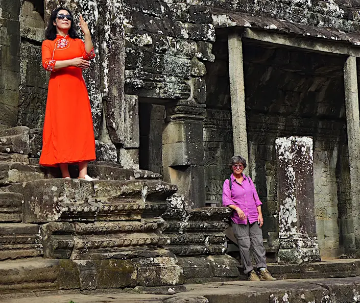 Kambodscha Angkor Tempel Touristin Schlotte
      