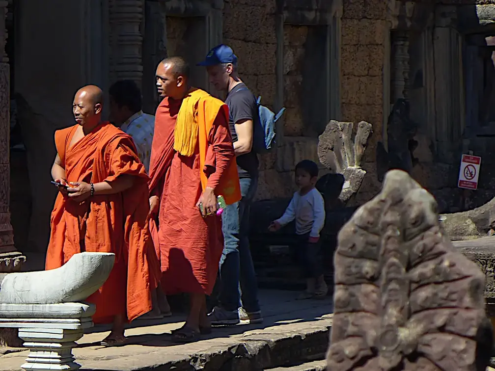 Kambodscha Angkor Tempel Touristen Moenche