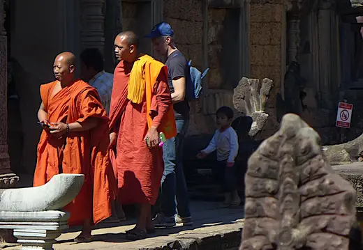 Kambodscha Angkor Tempel Touristen Moenche