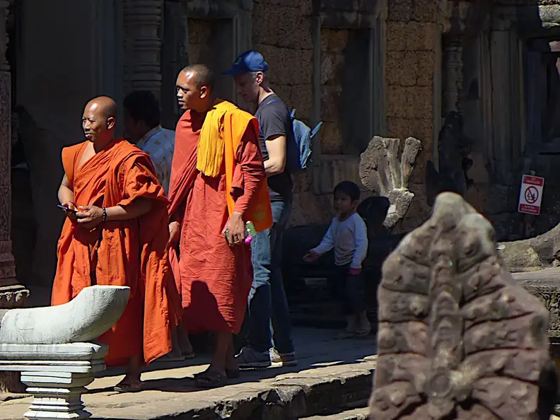 Kambodscha Angkor Tempel Touristen Moenche