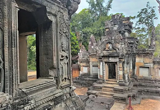 Kambodscha Angkor Tempel Wald Säule Relief