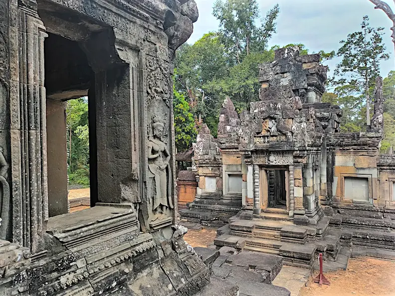 Kambodscha Angkor Tempel Wald Säule Relief
      