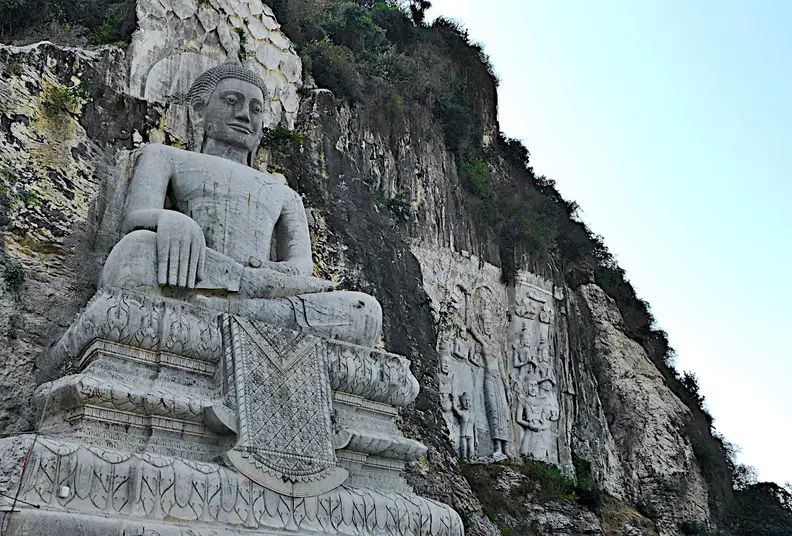 Kambodscha Phnom Sampow Buddha Statue
      