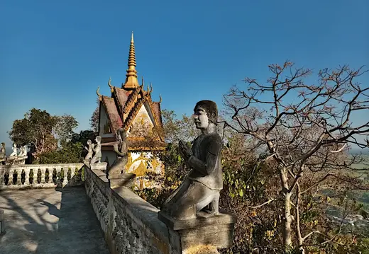 Kambodscha Phnom Sampow Tempel Statue Betend