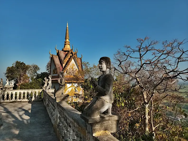 Kambodscha Phnom Sampow Tempel Statue Betend