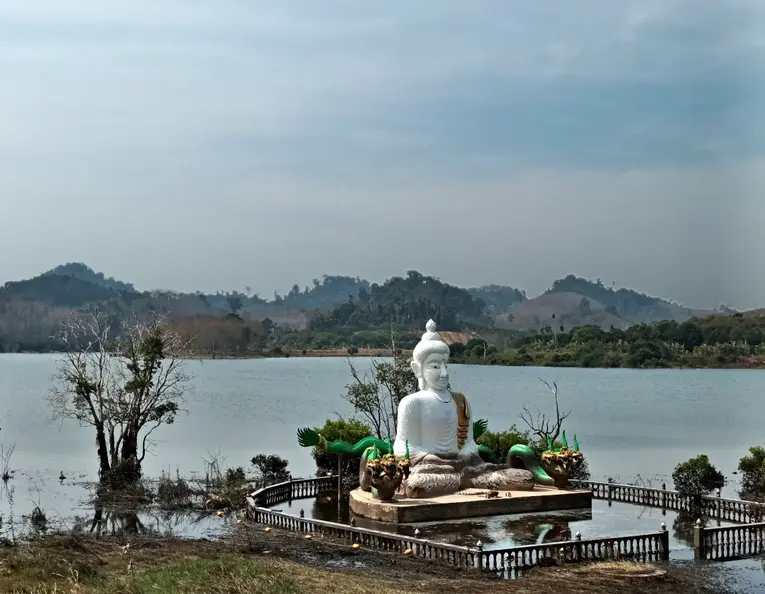 Thailand Provinz Trat See Buddha
      