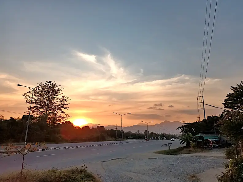 Thailand Provinz Chanthaburi Strasse Abend
      