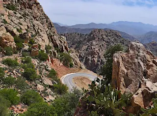 Serpentinenstraße im Anti-Atlas-Gebirge zwischen felsigen Bergen und spärlicher Vegetation